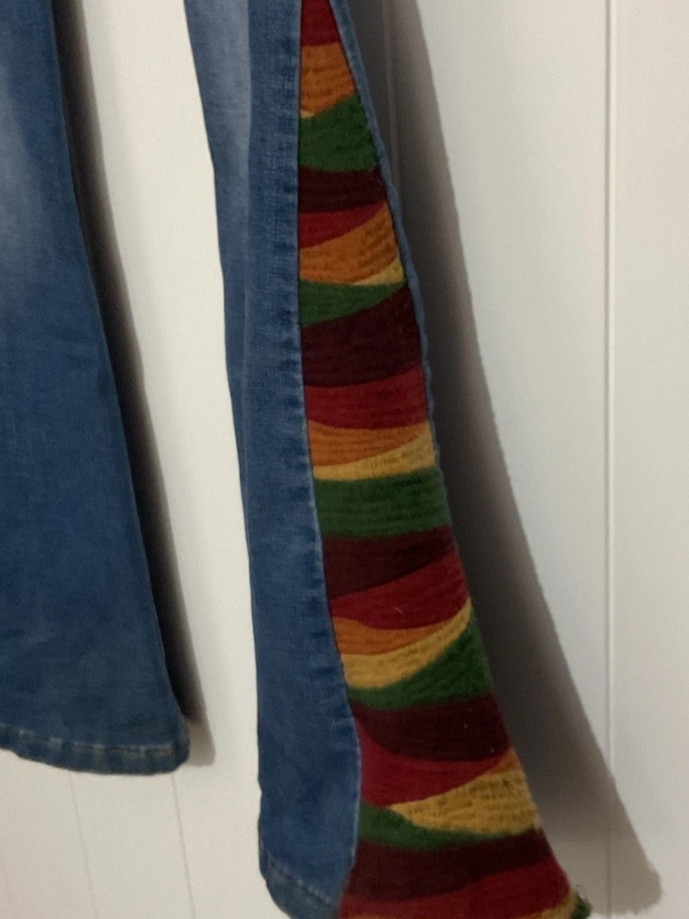 Festival-Ready High-Rise Flare Jeans in Blue with Sunset Embroidery - Picture 4 of 7